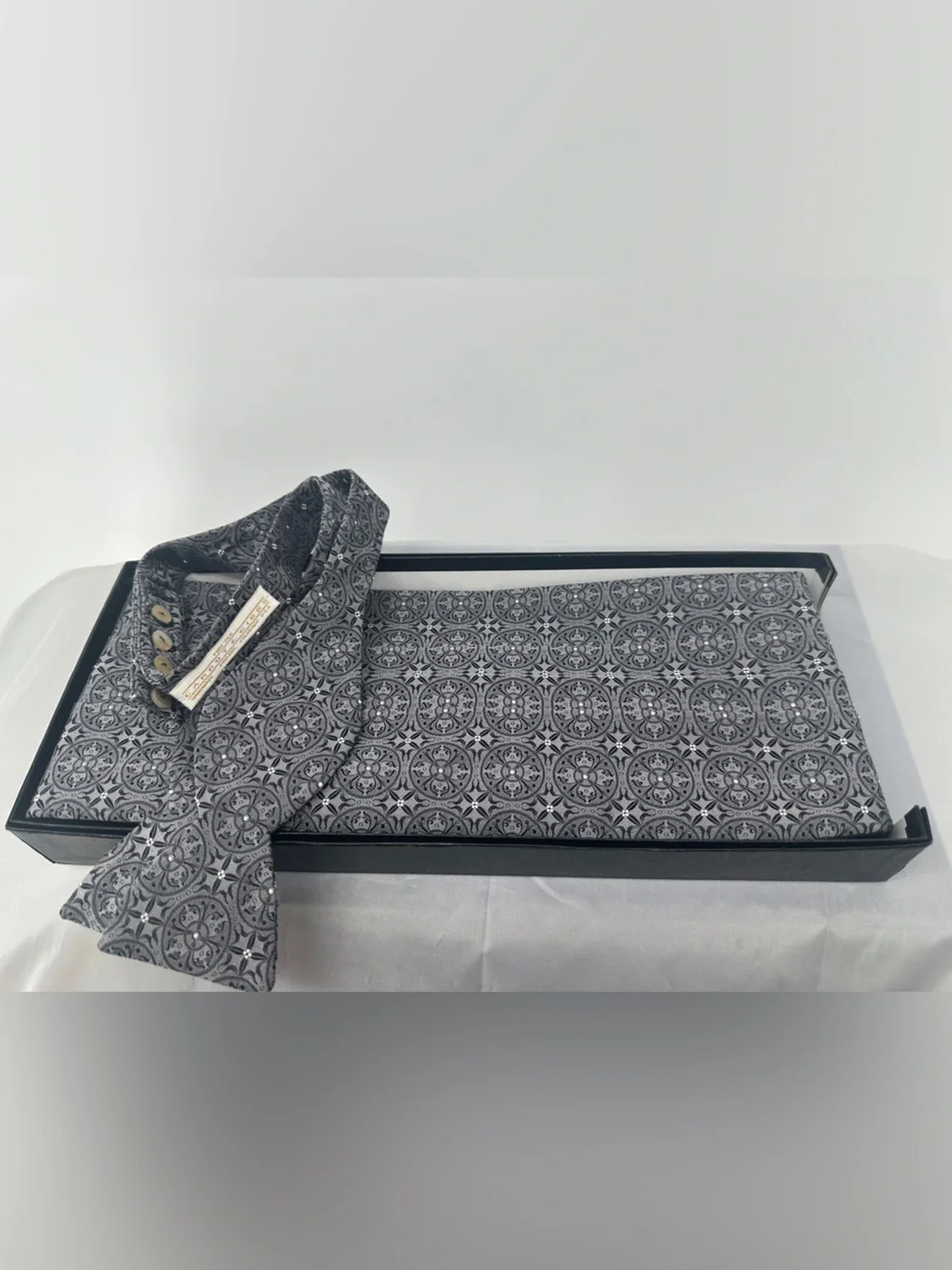 Carrot & Gibbs Men Silver gray paisley ornate Silk Cummerbund and Bow Tie Set
